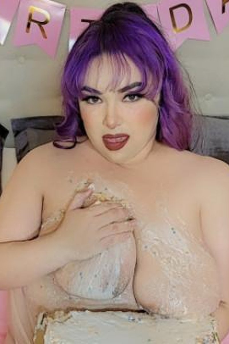 Birthday Cake Smashing - Screenshot 1 of 4 - BBW