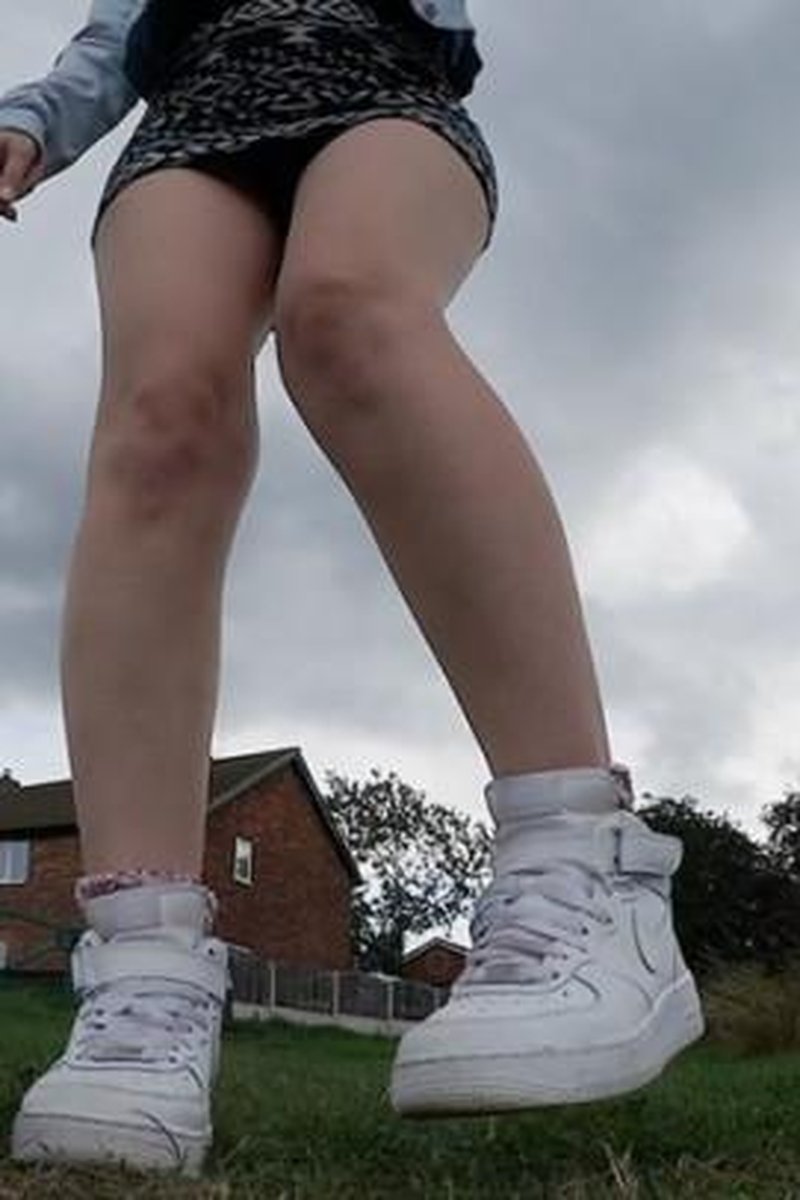 Explicit Public Wetting - Screenshot 1 of 4 - Flashing