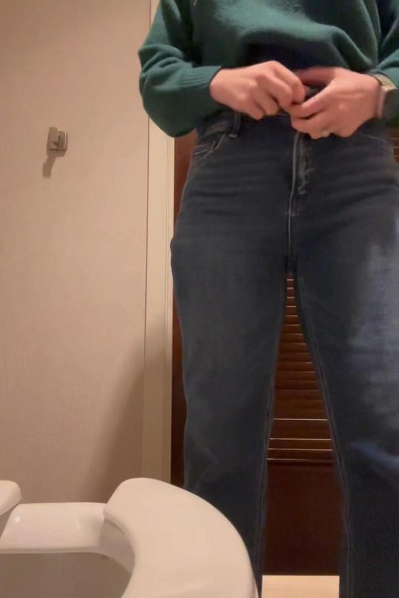 Peeing At Work - Screenshot 1 of 4 - Golden Shower