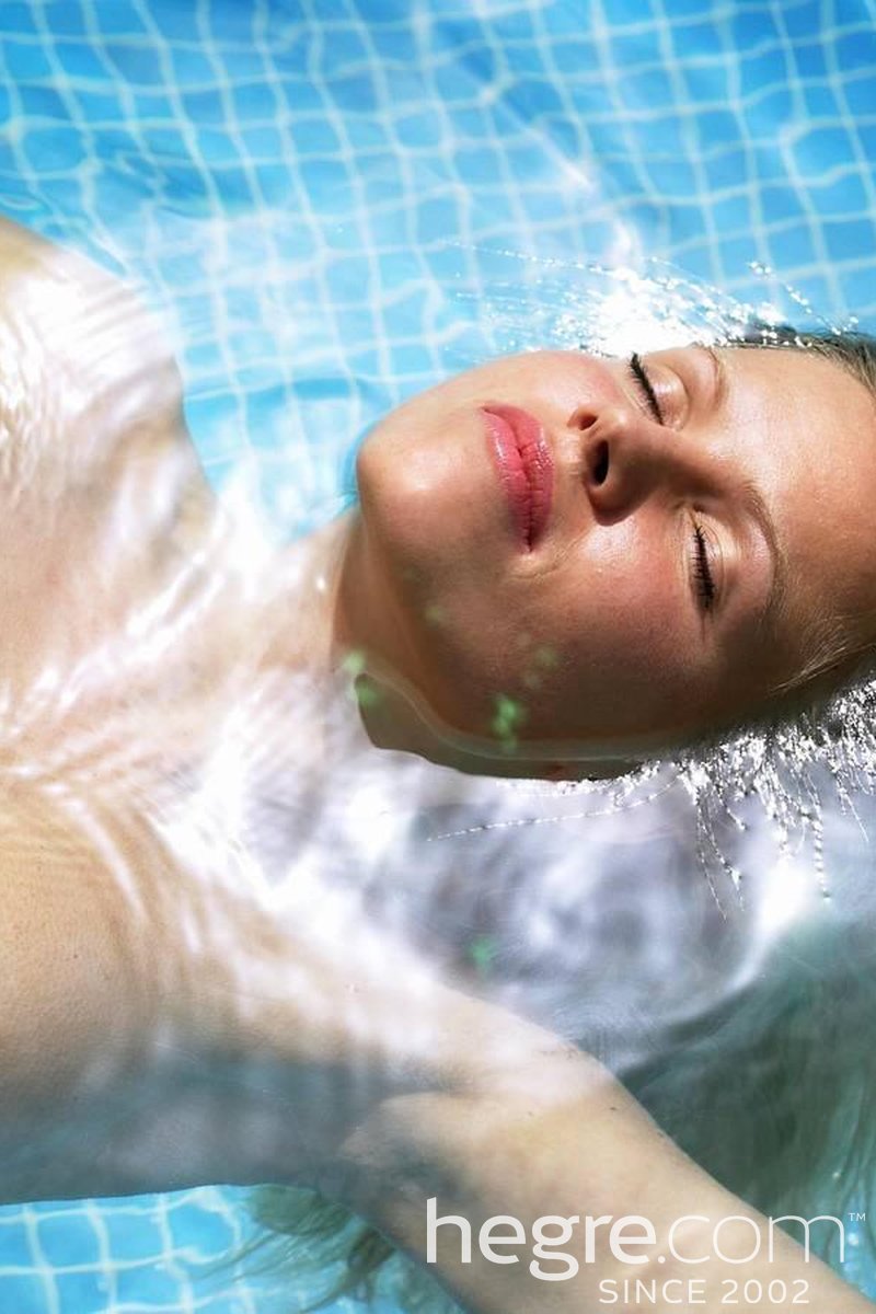 Marketa - Pool - Screenshot 1 of 4 - Blond Hair