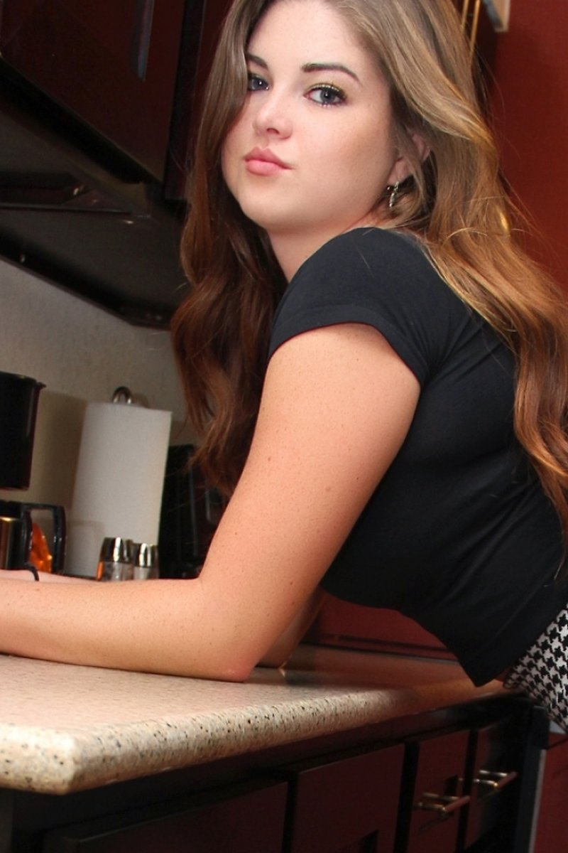 Upskirt - Screenshot 1 of 4 - Ariel Lynn