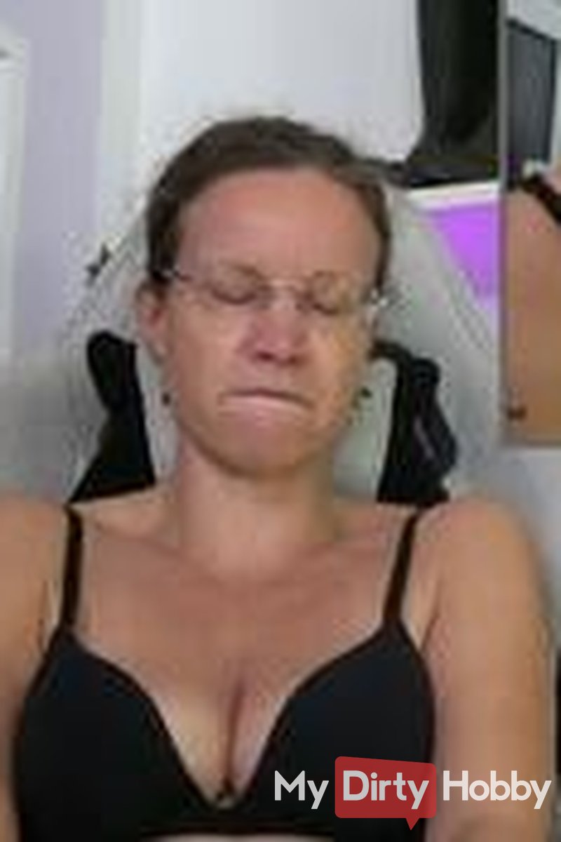 Don't Miss This Fish Pussy! - Screenshot 1 of 4 - Annika Rose