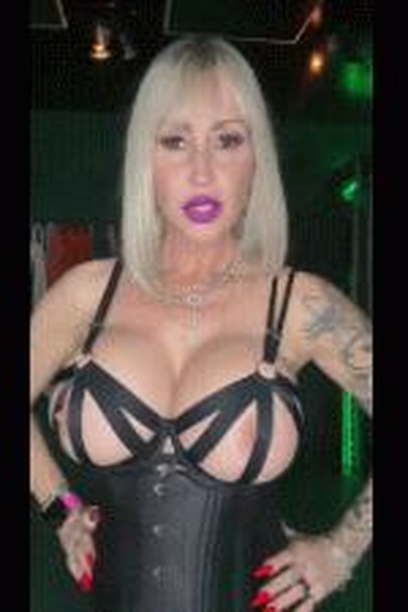 Findom Deutsch - Screenshot 1 of 4 - Big Tits