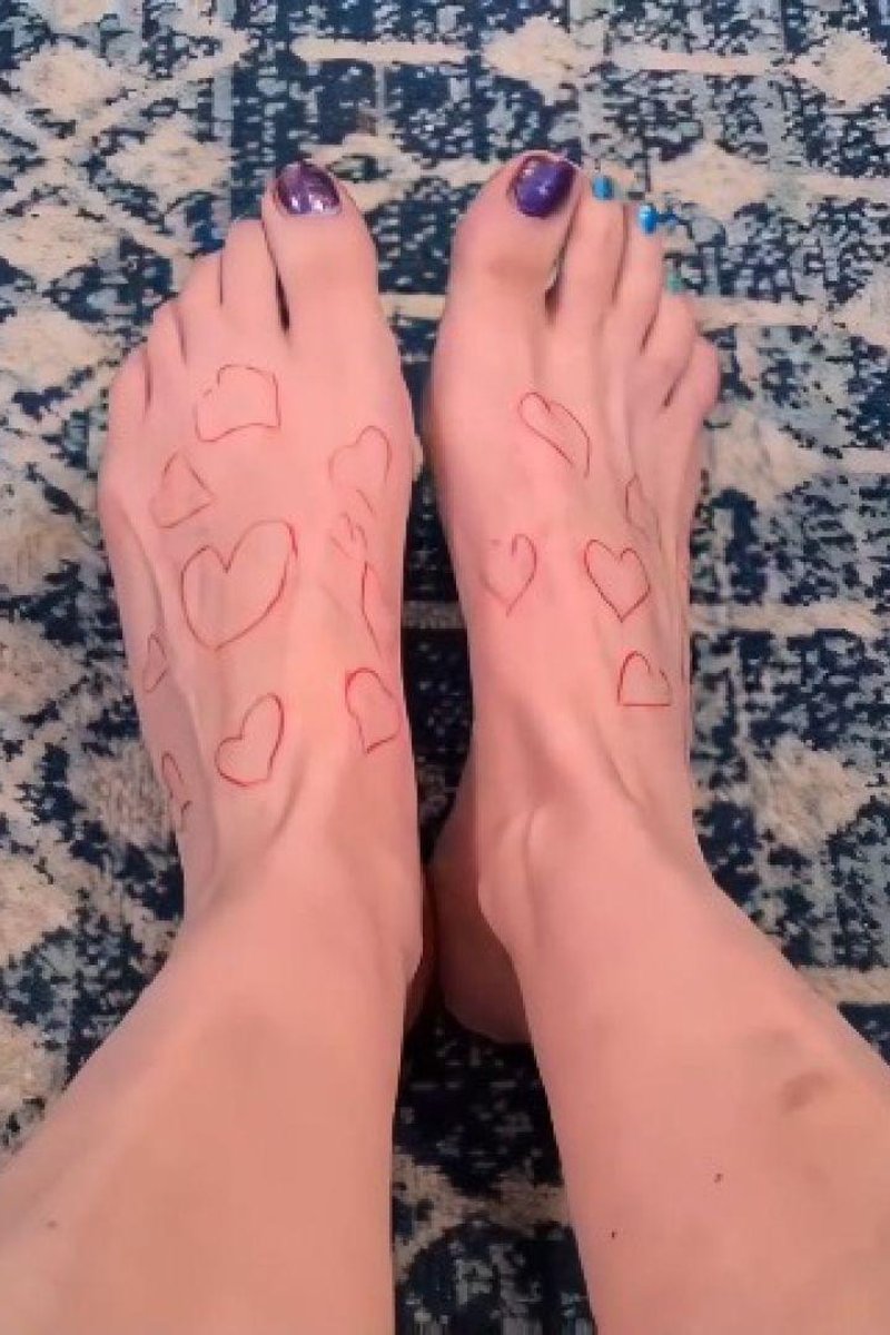 Drawing On My Tiny Feet And Slim Legs Part 2 - Screenshot 1 of 4 - Drawing