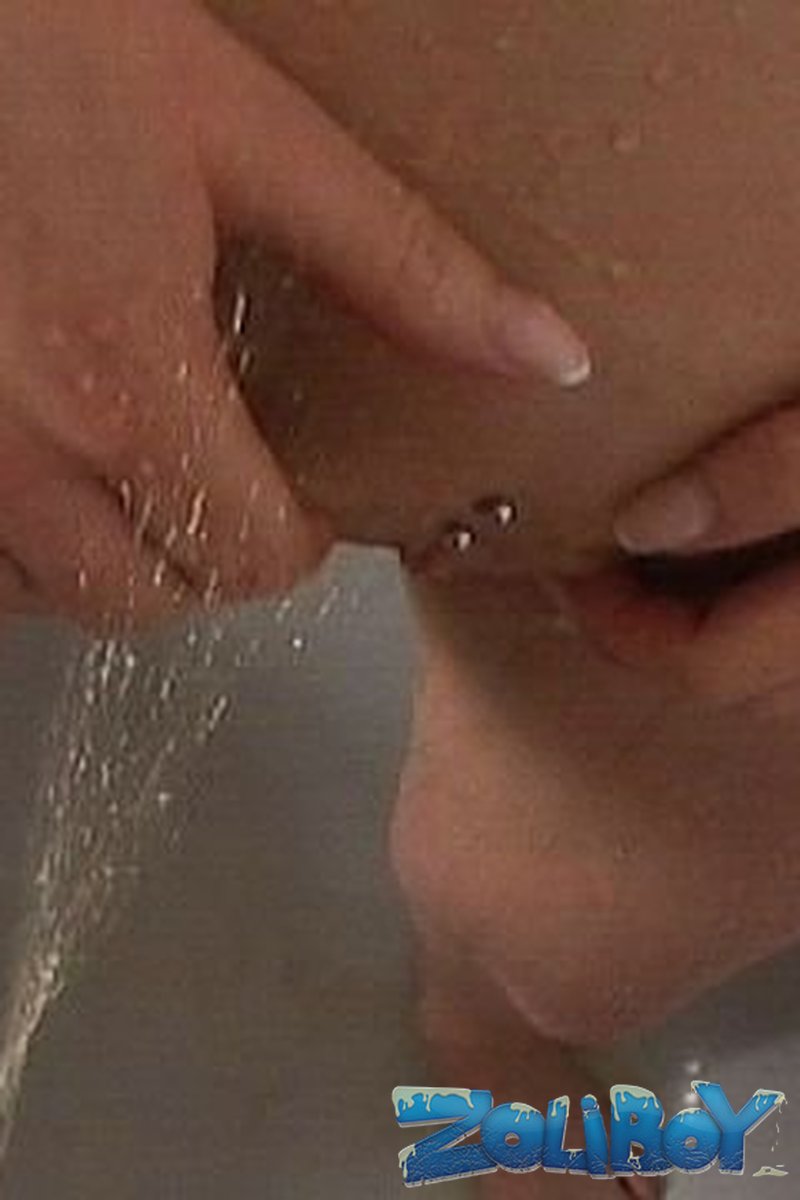 Peeing on Electra - Screenshot 1 of 4 - Golden Shower