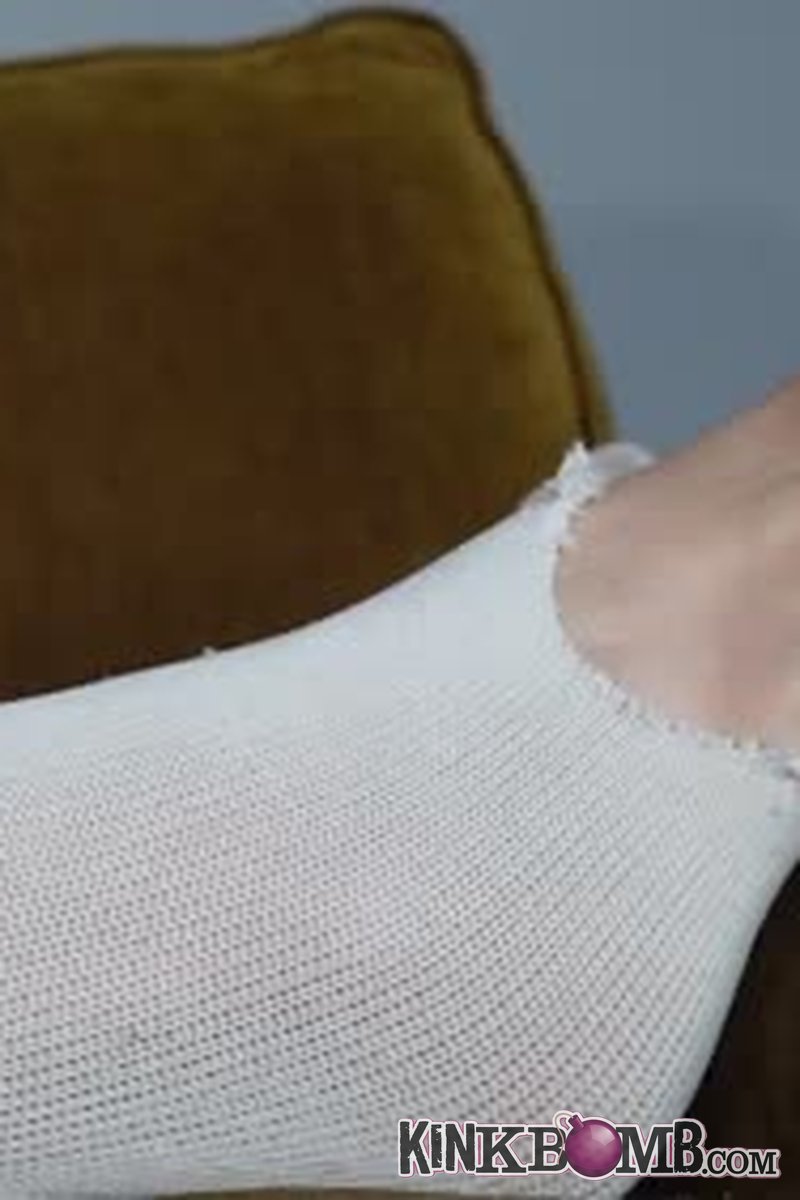 Deanna Deadly: Deanna Rapidly Grows While Resting! Socks,Pants Destroyed From Growth - Screenshot 1 of 4 - Broken