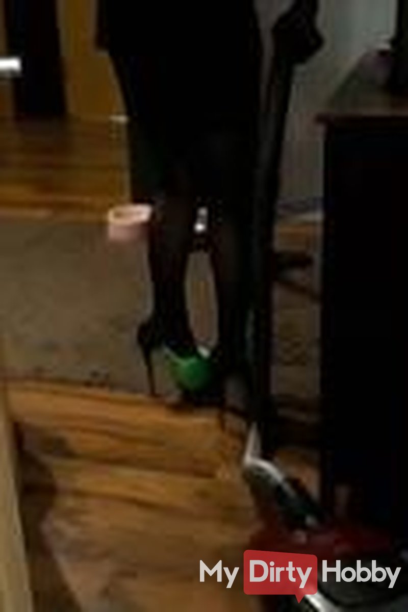 Bem Vacuuming in Neon Green 16 Cm Platform Heels - Screenshot 1 of 4 - Nylon Martina666