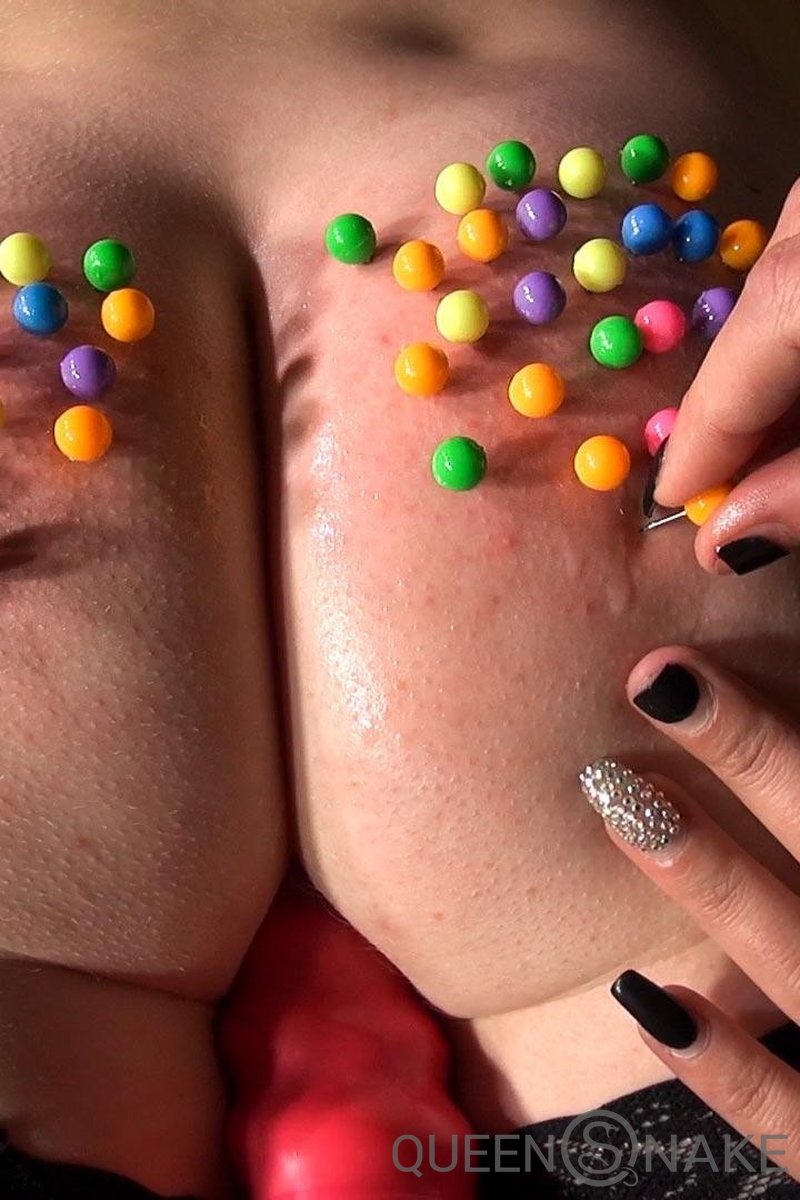 Pin Butts - Screenshot 1 of 4 - Femdom