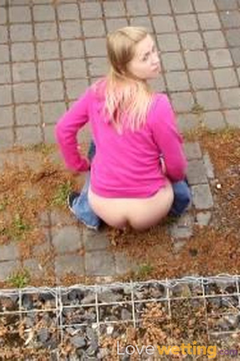 Violeta - Street Deviant - Screenshot 1 of 4 - Golden Shower