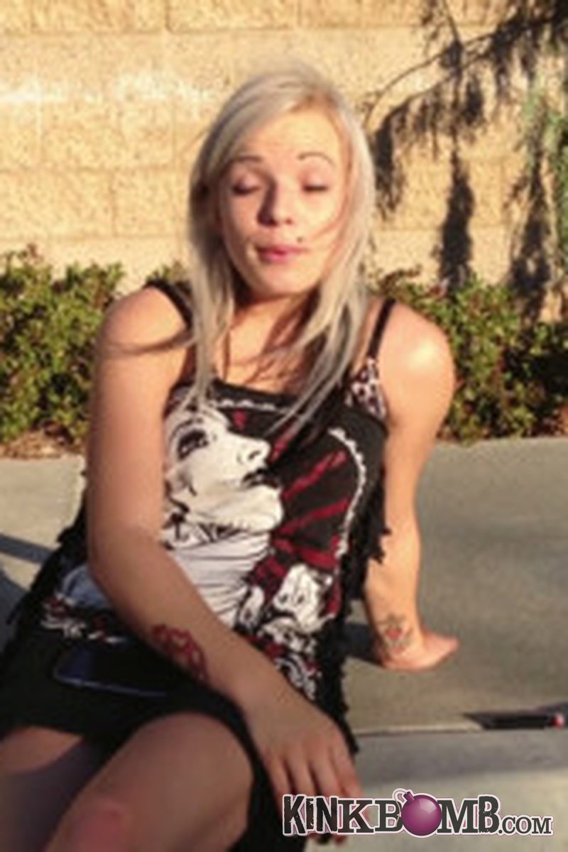 Princesspixie: Curb Smoking Outside - Screenshot 1 of 4 - Bitch