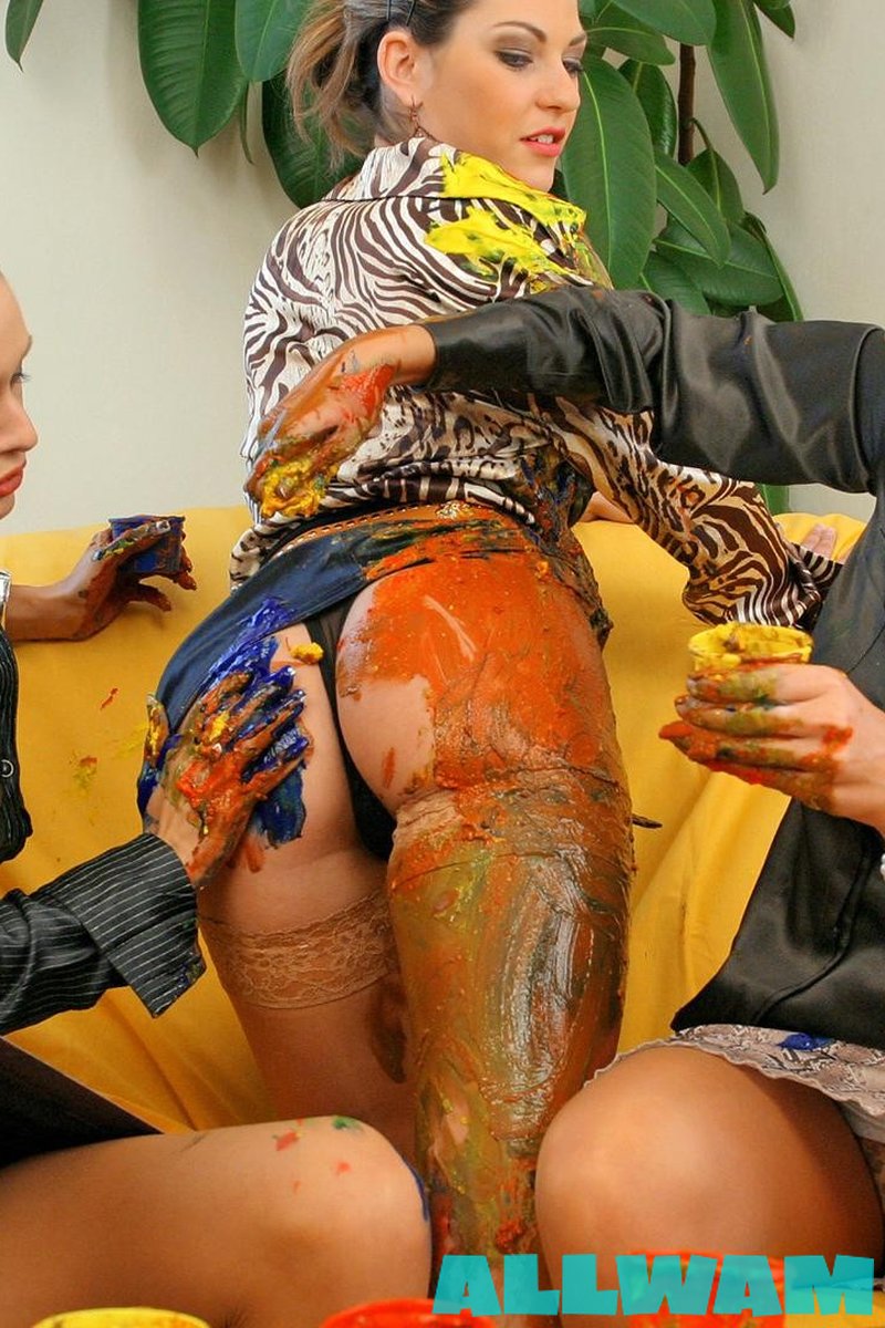 Decorating Ass Cheeks - Screenshot 1 of 4 - Blond Hair
