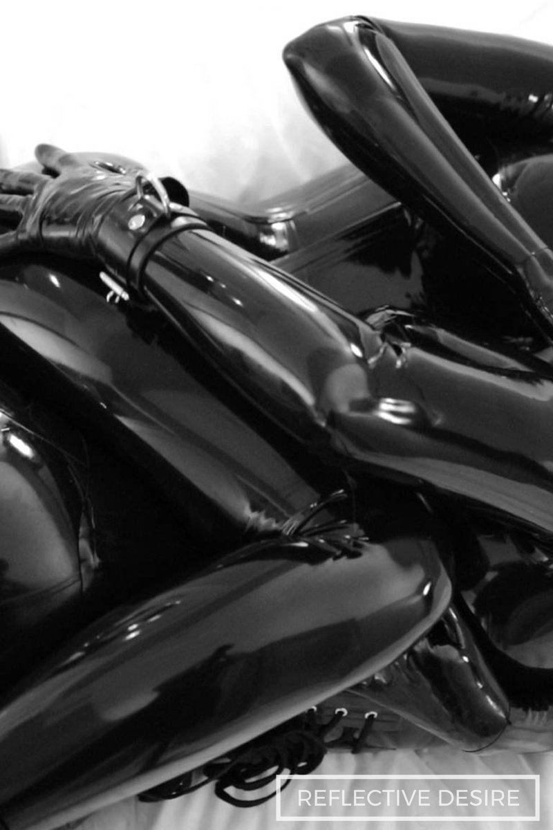 Cuddle - Screenshot 1 of 4 - Bondage