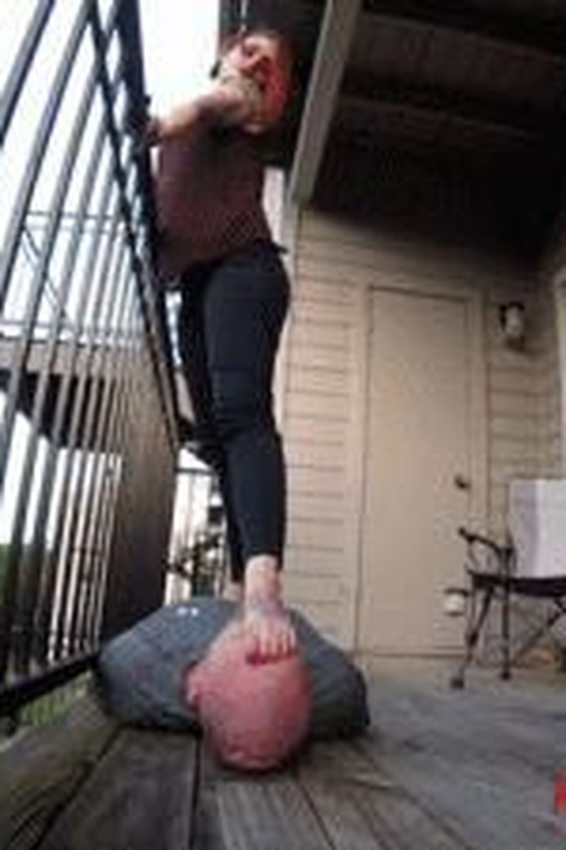 Patio Floor - Screenshot 1 of 4 - Face Trample Fetish