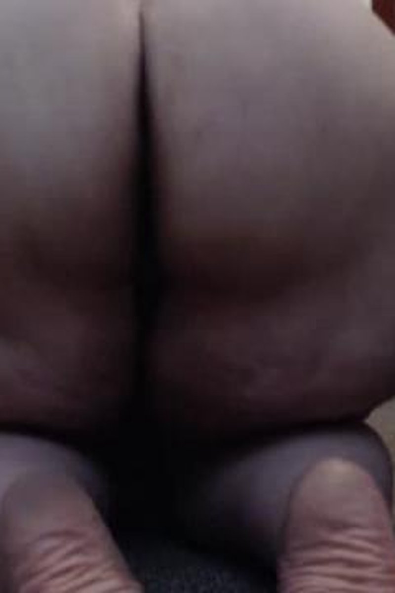 Ass Bouncing & Spreading - Screenshot 1 of 4 - Amateur Bbw Milf Spreads Huge Ass