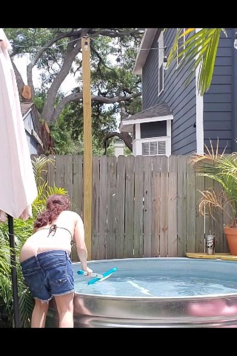 Pool Cleaning Lady - Screenshot 1 of 4 - Ass Fetish