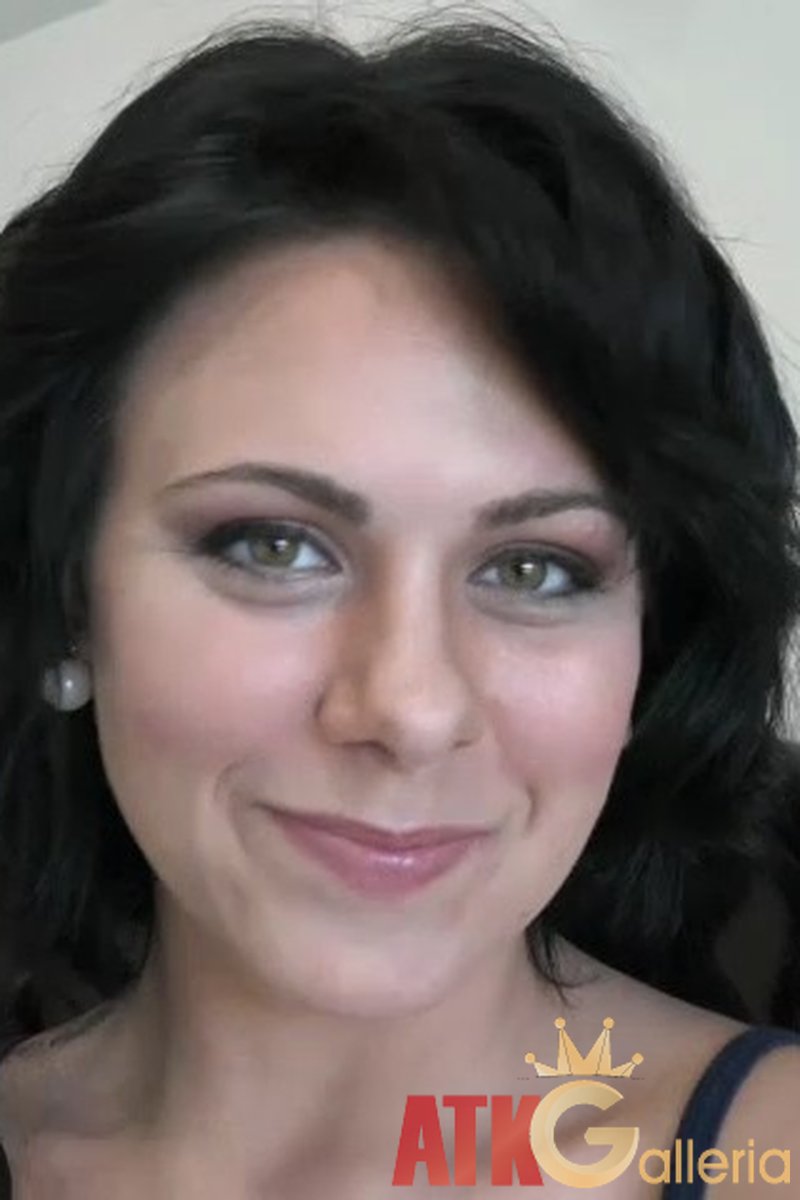 Mia Pearl - Interview - Screenshot 1 of 4 - Mia Pearl
