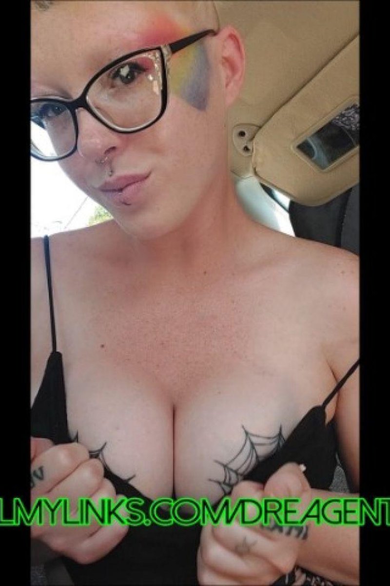 Public Car Flashing - Screenshot 1 of 4 - Breast Play