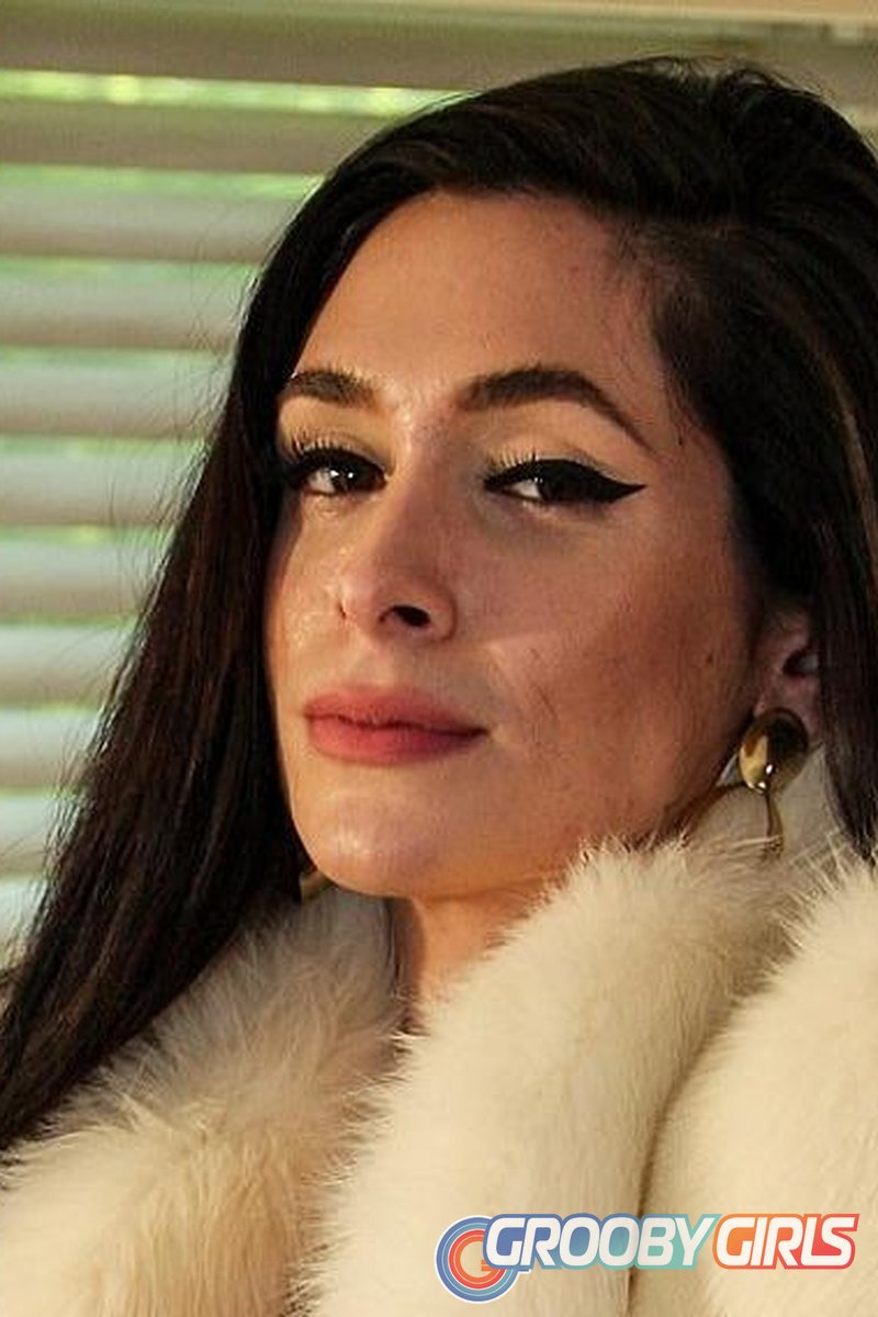 Penny Tyler in Sexy Fur! - Screenshot 1 of 4 - Transgender