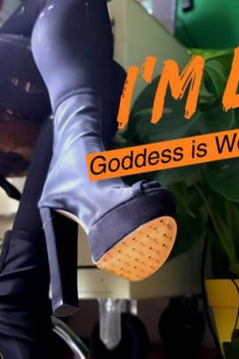 Ignoring You While I Work - Screenshot 1 of 4 - Femdom