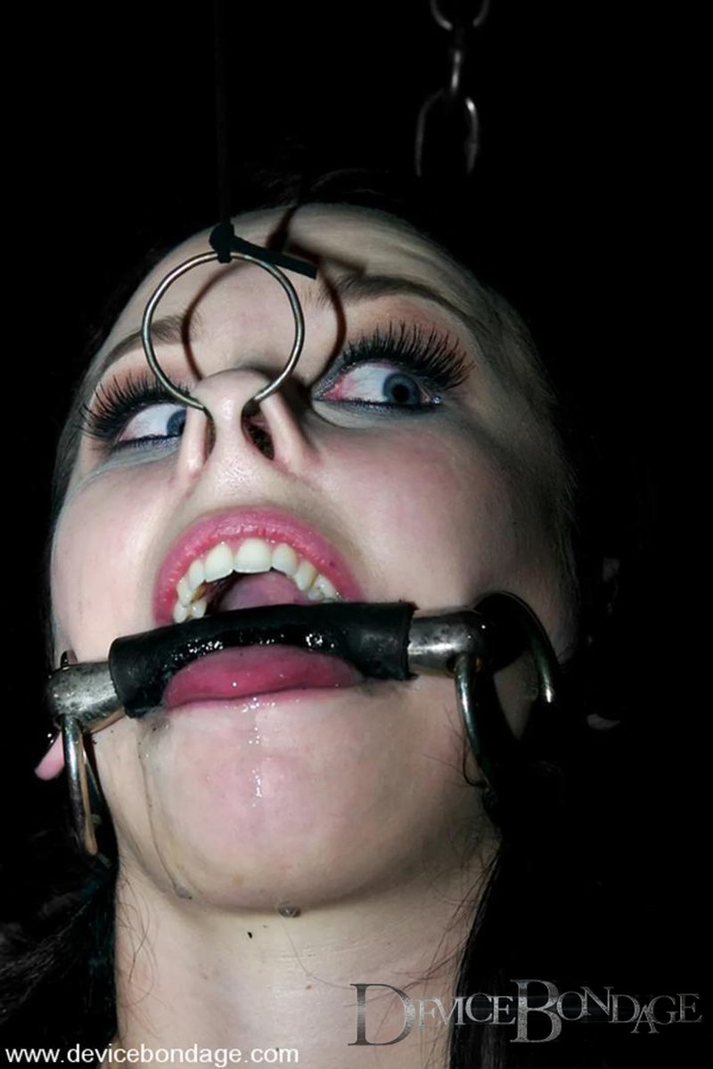 Cramped - Screenshot 1 of 4 - BDSM
