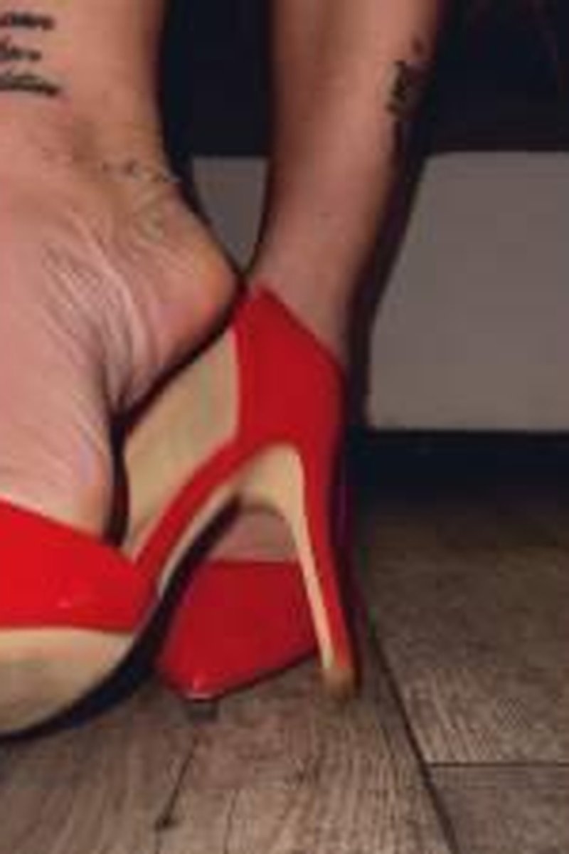 Sexy Red - Screenshot 1 of 4 - Femdom