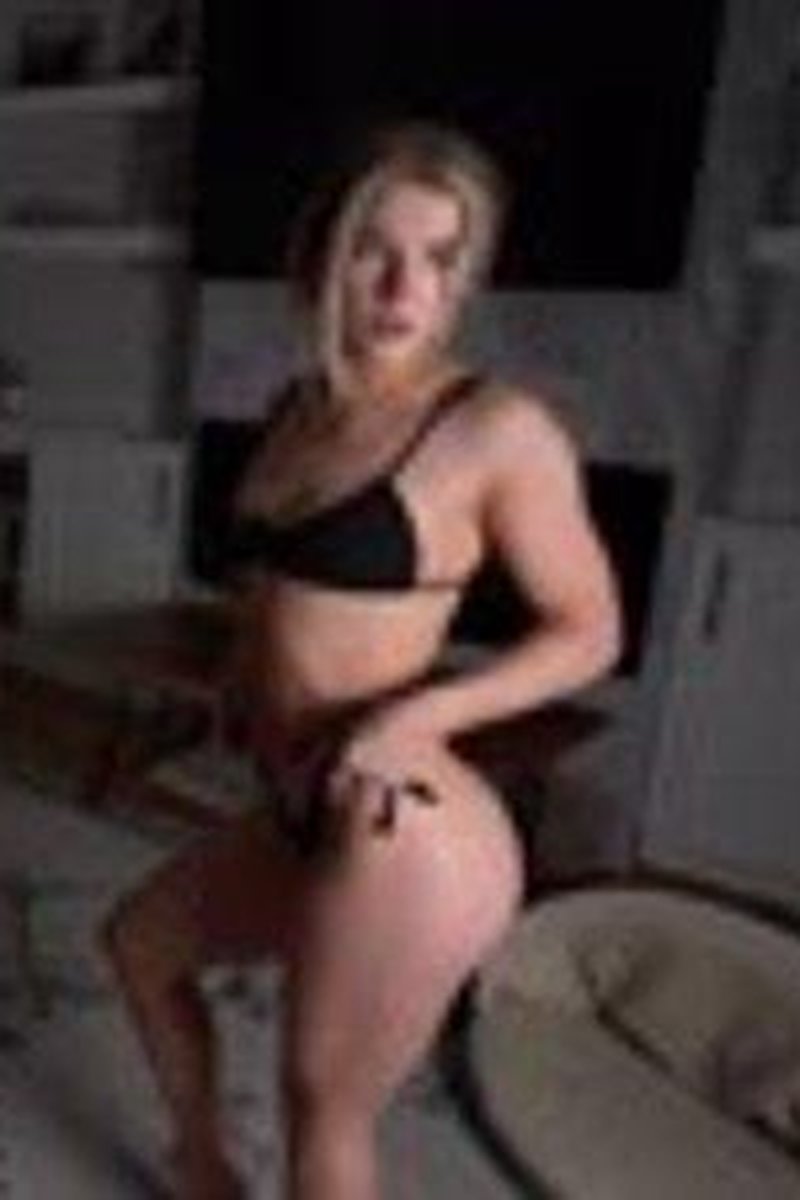 Bathing Suit Ballbusting - Screenshot 1 of 4 - Amateur Ballbusting