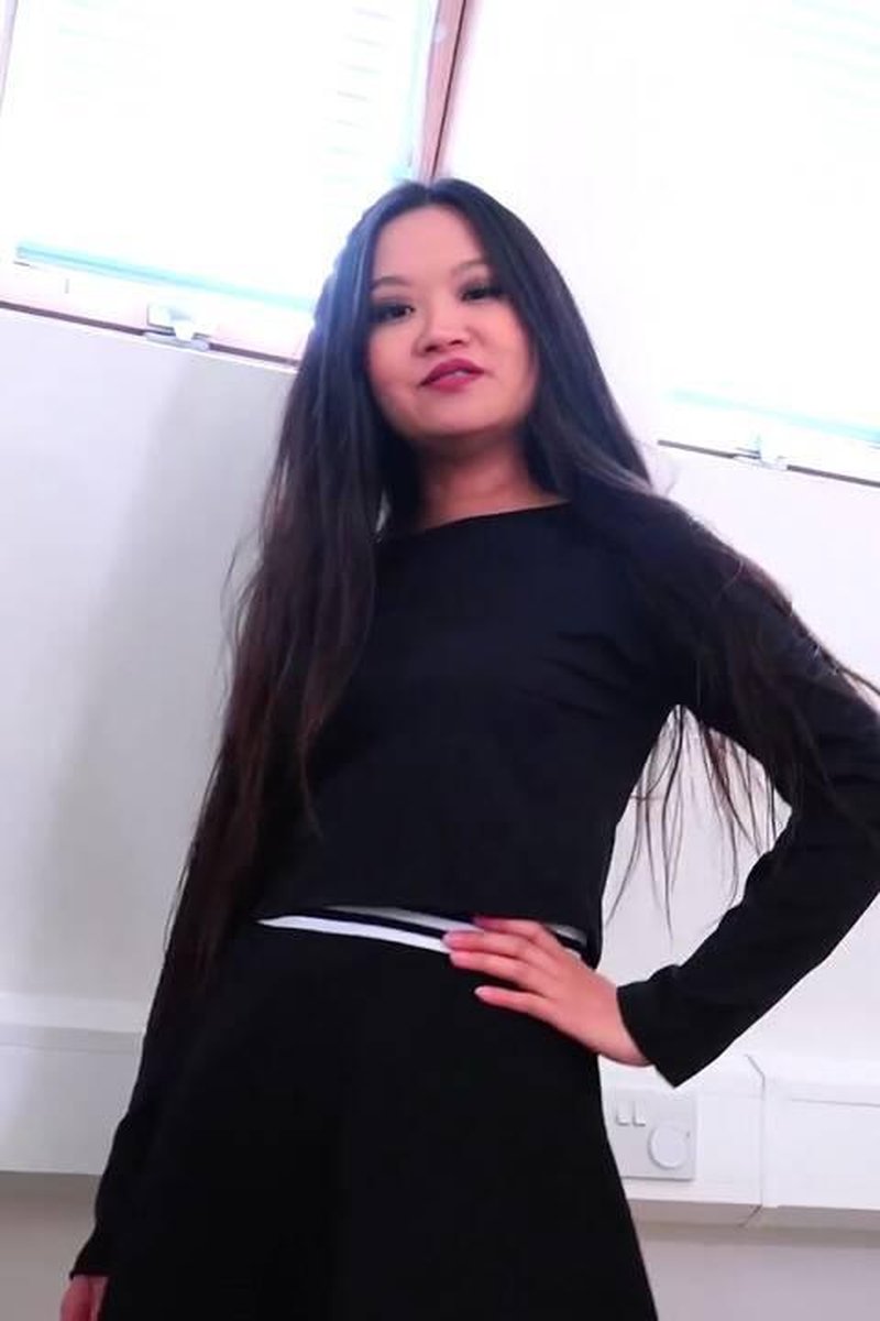 Louisa Lu - Screenshot 1 of 4 - Bare Legs