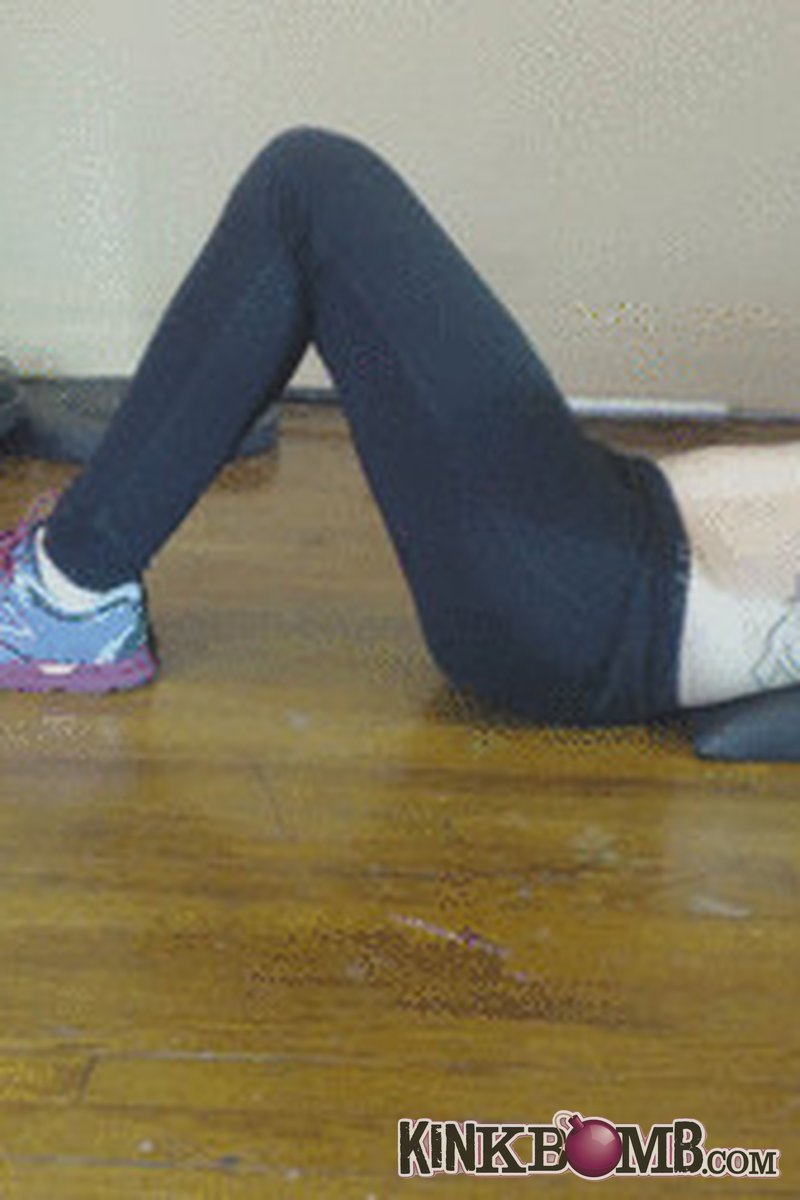 Canadiansammy: Sammy Does Crunches - Screenshot 1 of 4 - Muscular