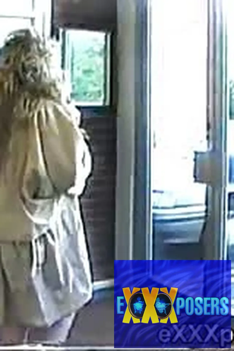 Waiting Room Flashing - Screenshot 1 of 4 - Flashing