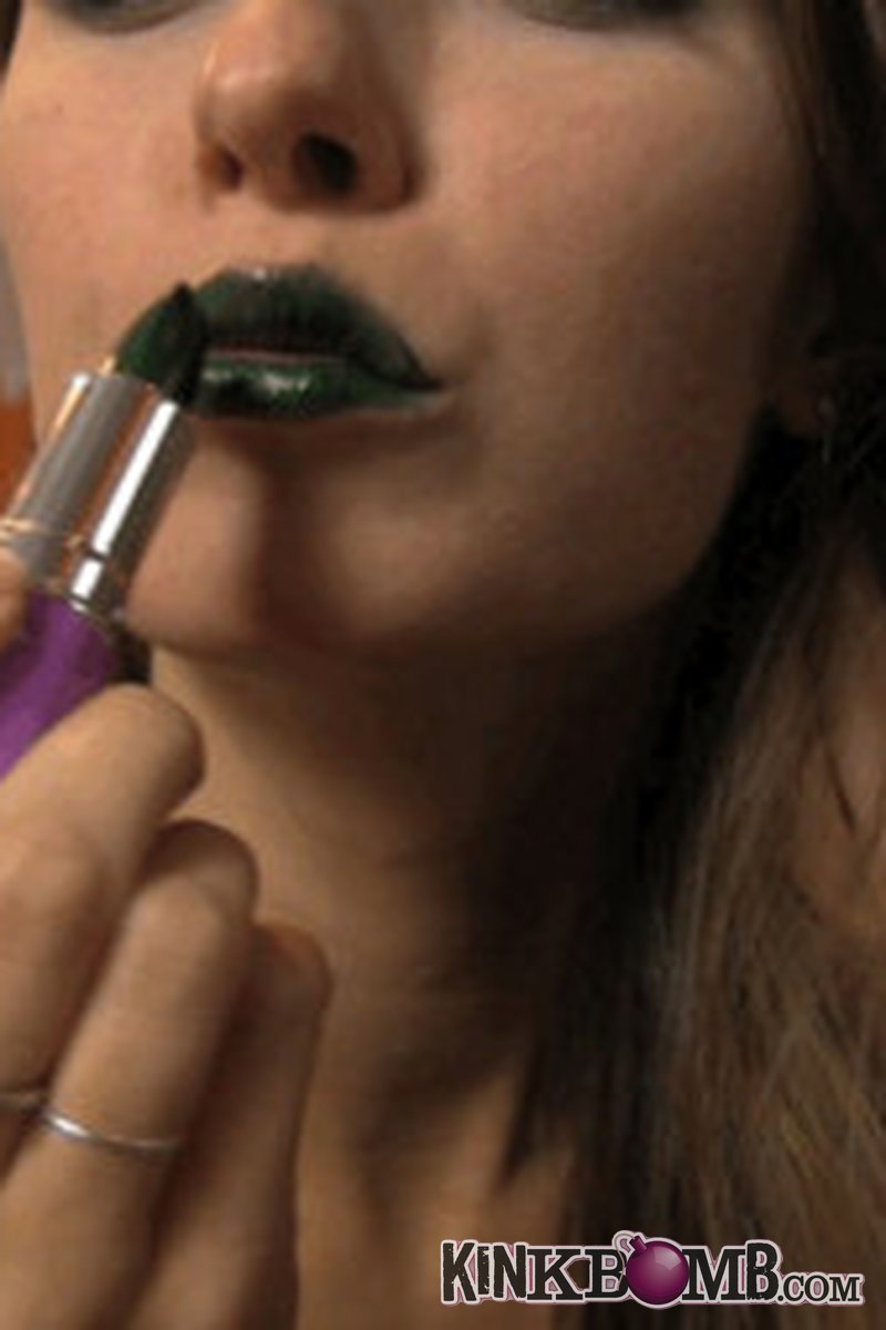 Bratty Bunny: Lips Kiss Lick Spit - Screenshot 1 of 4 - Kissing