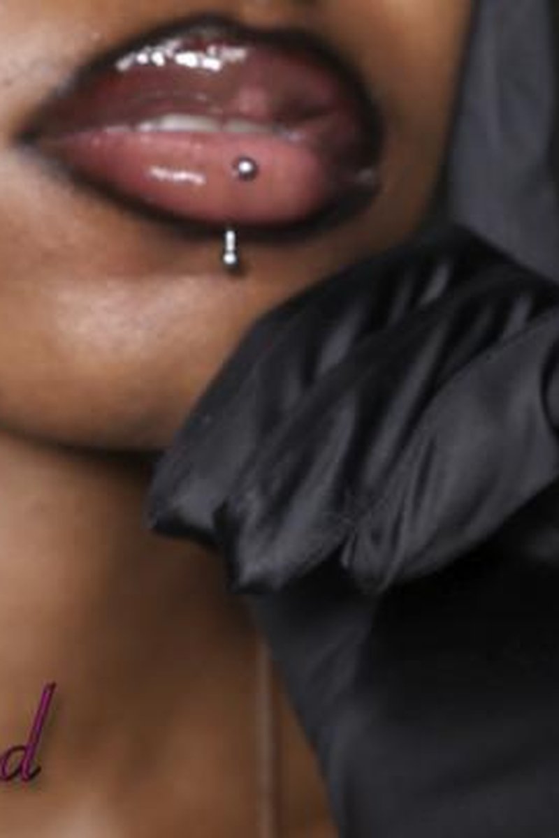 Lip Locked - Screenshot 1 of 4 - Collarbones