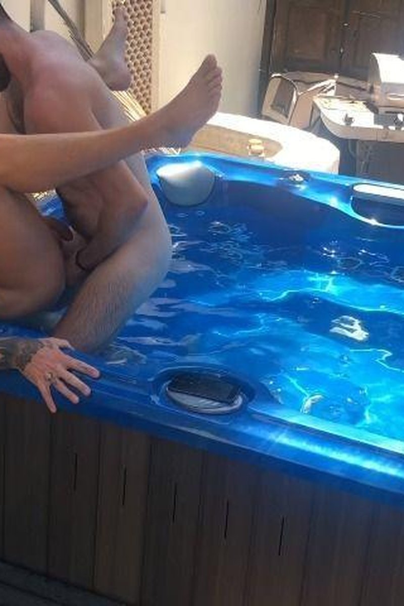 Hottub Breeding - Screenshot 1 of 4 - Gay
