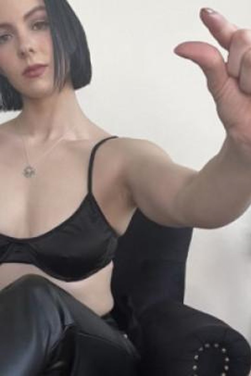 Useless - Screenshot 1 of 4 - Humiliation