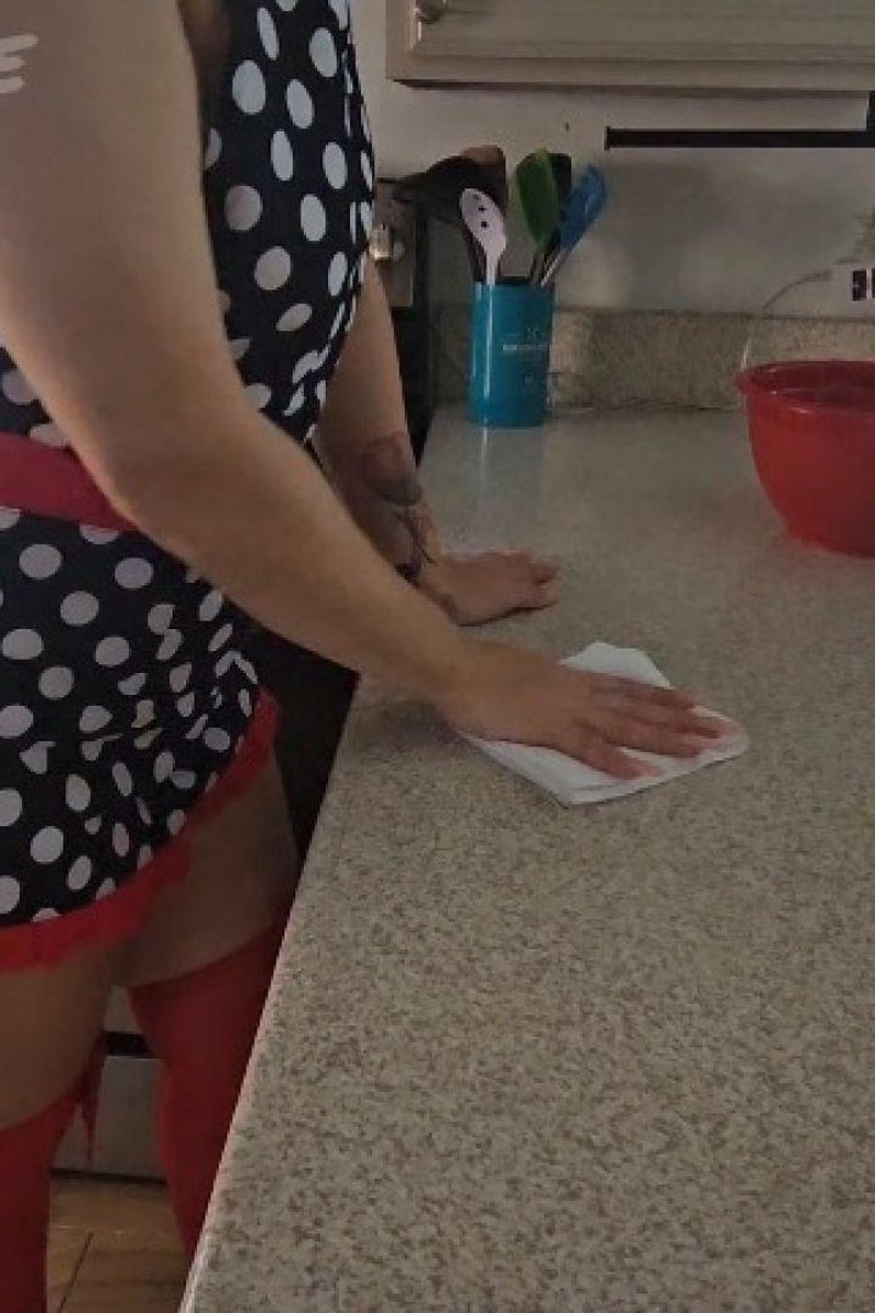 Floozy Homemaker - Screenshot 1 of 4 - Big Ass