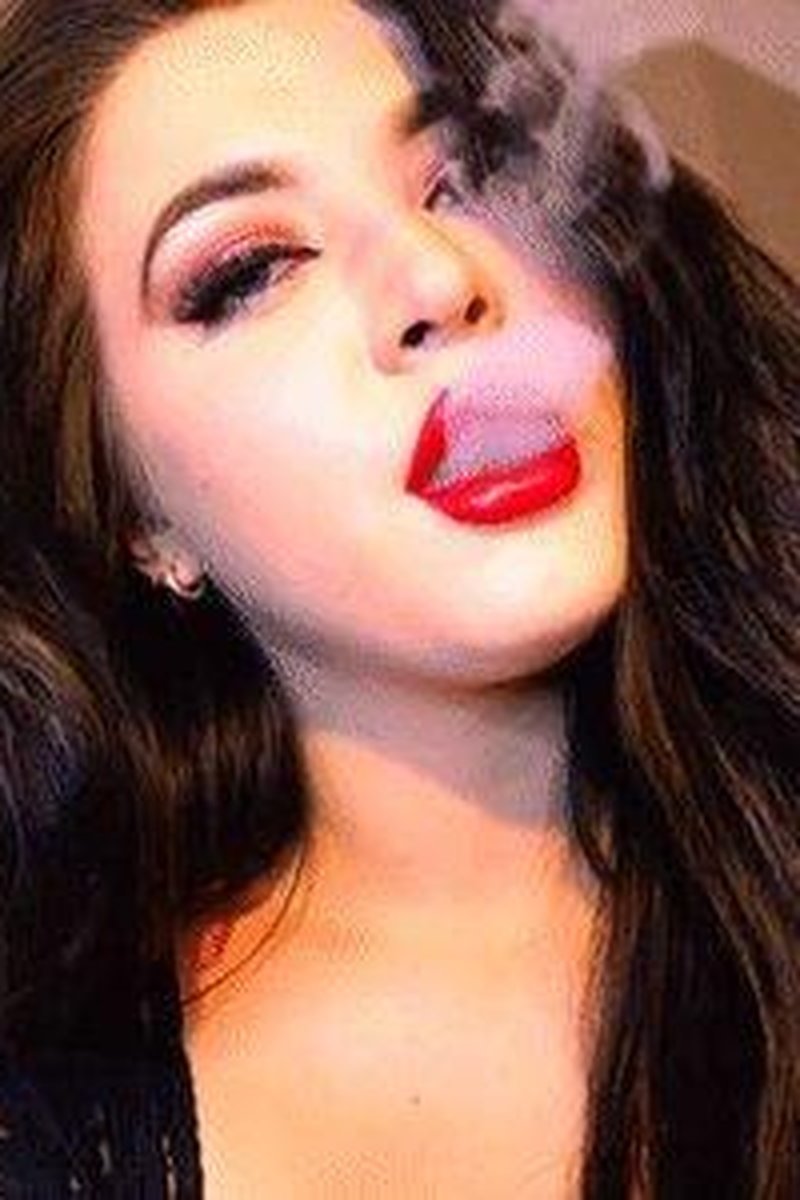 Vape Tease - Screenshot 1 of 4 - Body Worship