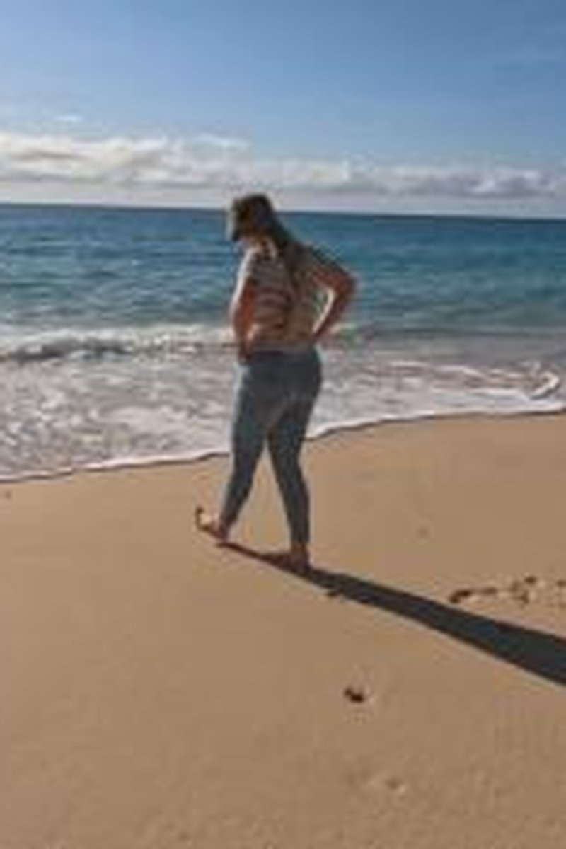 TP-iwantclipssunshinenude-ocean-walk-jeans-wetting-while-strolling-the-shore