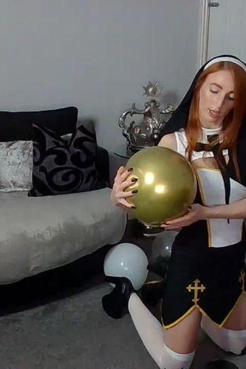 Balloon Bouncing Nun - Screenshot 1 of 4 - Balloon Fetish