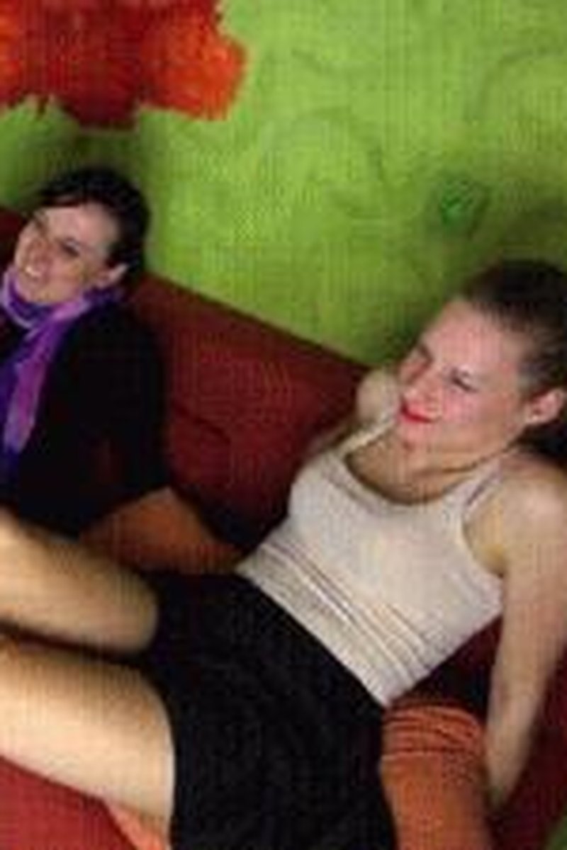 TP-iwantclipspolishmistress-3-women-two-pretty-women-and-weronika-smell-our-pantyhose-polish-language-hd-1920x1080