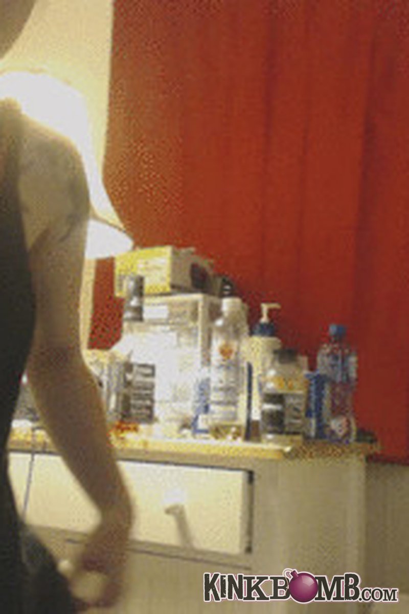 Babygirlkitten: Last Pee - Screenshot 1 of 4 - Amateur