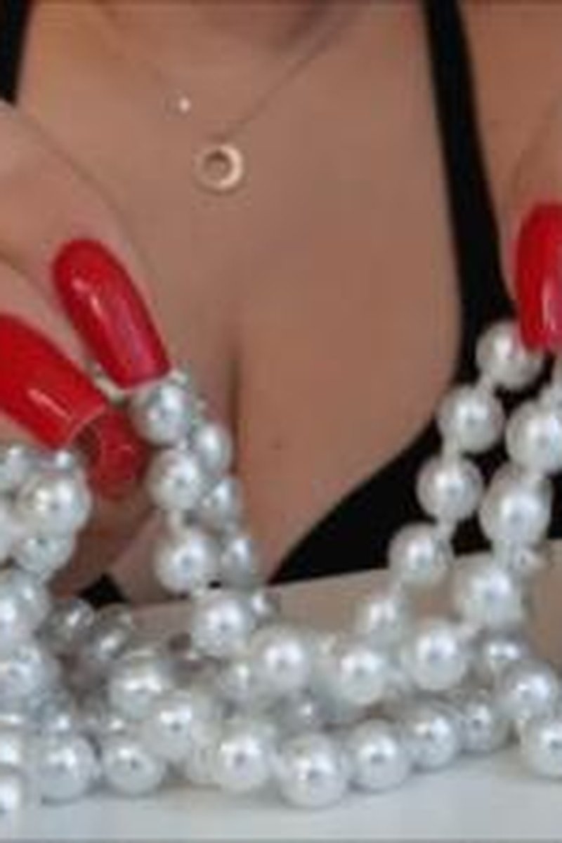 Red Nails Tapping - Screenshot 1 of 4 - Body Worship