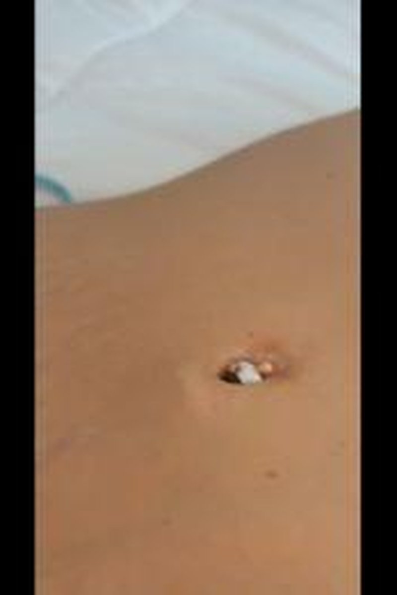 Bellybutton Stuffing - Screenshot 1 of 4 - Belly Fetish