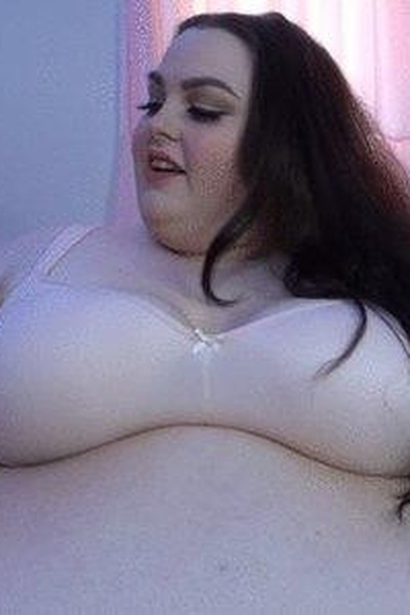 Tiny Top Huge Tits - Mp4 - Screenshot 1 of 4 - BBW