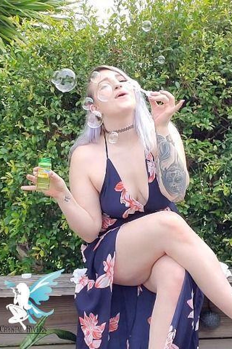 Public Bubble Blowing - Screenshot 1 of 4 - Fetish