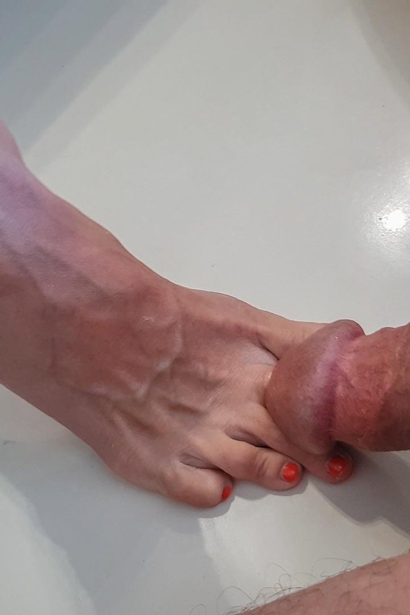 Long Toes - Screenshot 1 of 4 - BDSM