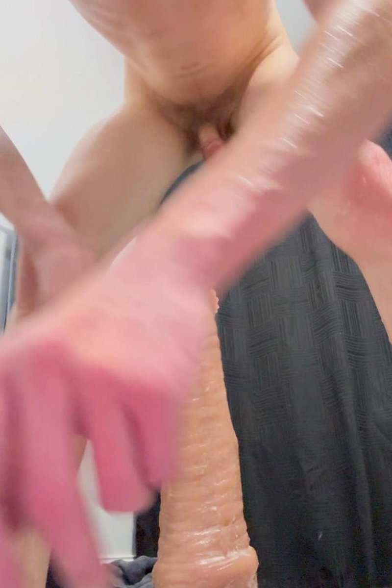 After Shower Stretch - Screenshot 1 of 4 - Gay Gooner
