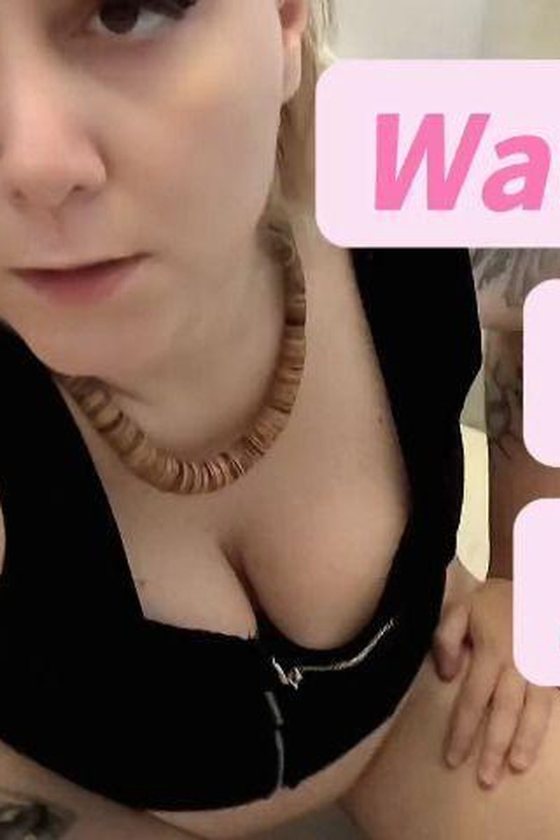 Watch Me Pee In Hostel Toilet - Screenshot 1 of 4 - Fetish