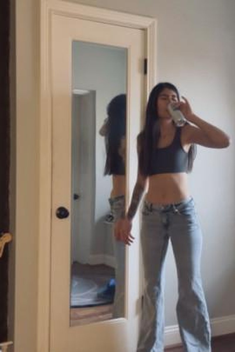 Bar Bathroom - Screenshot 1 of 4 - Clothed Sex