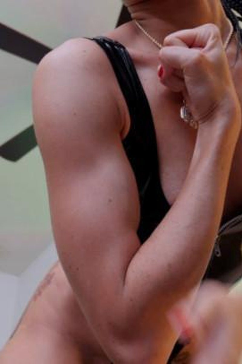 Flexing Domination 2 - Screenshot 1 of 4 - Ass Worship
