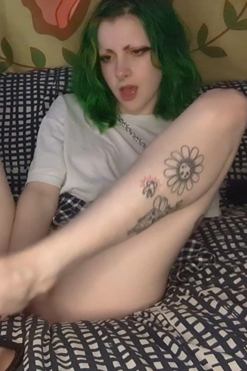 Barefeet Footjob - Screenshot 1 of 4 - Foot Fetish