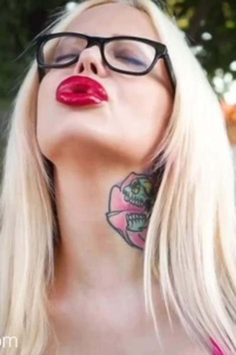 Cigarette Fetish - Screenshot 1 of 4 - Sabrina Sabrok